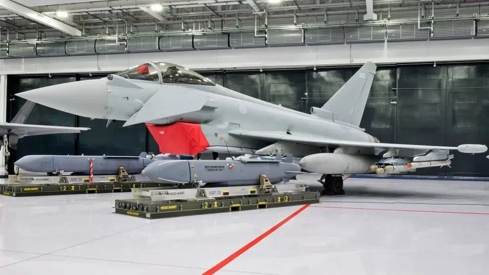 영국 공군 소속 최신 전투기 유로파이터 타이푼과 ‘스톰 섀도’가 함께 놓여 있다. 영국 공군/영국 왕실 자료사진
