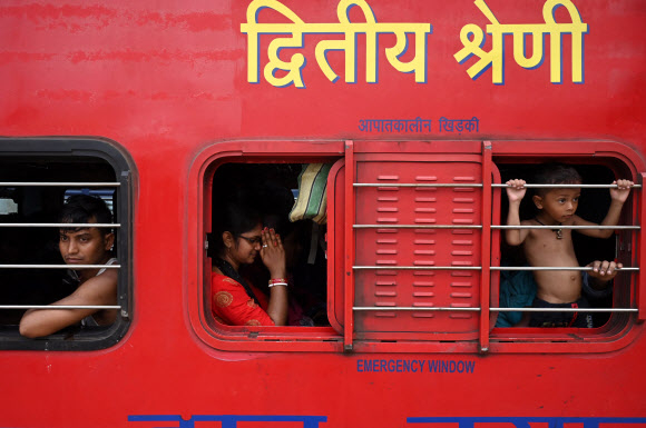 7일(현지시간) 인도 콜카타 인근 샬리마르 역에서 첸나이행 열차에 탑승한 승객들이 열차 출발을 기다리고 있다. 사진은 기사 내용과 무관함. 2023.6.7 AFP 연합뉴스