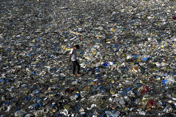 세계 환경의 날인 5일(현지시간) 인도 뭄바이에서 한 소년이 공원 해변의 플라스틱 쓰레기 더미 위를 걷고 있다. 사진은 기사 내용과 무관함. 2023.6.5 AP 연합뉴스