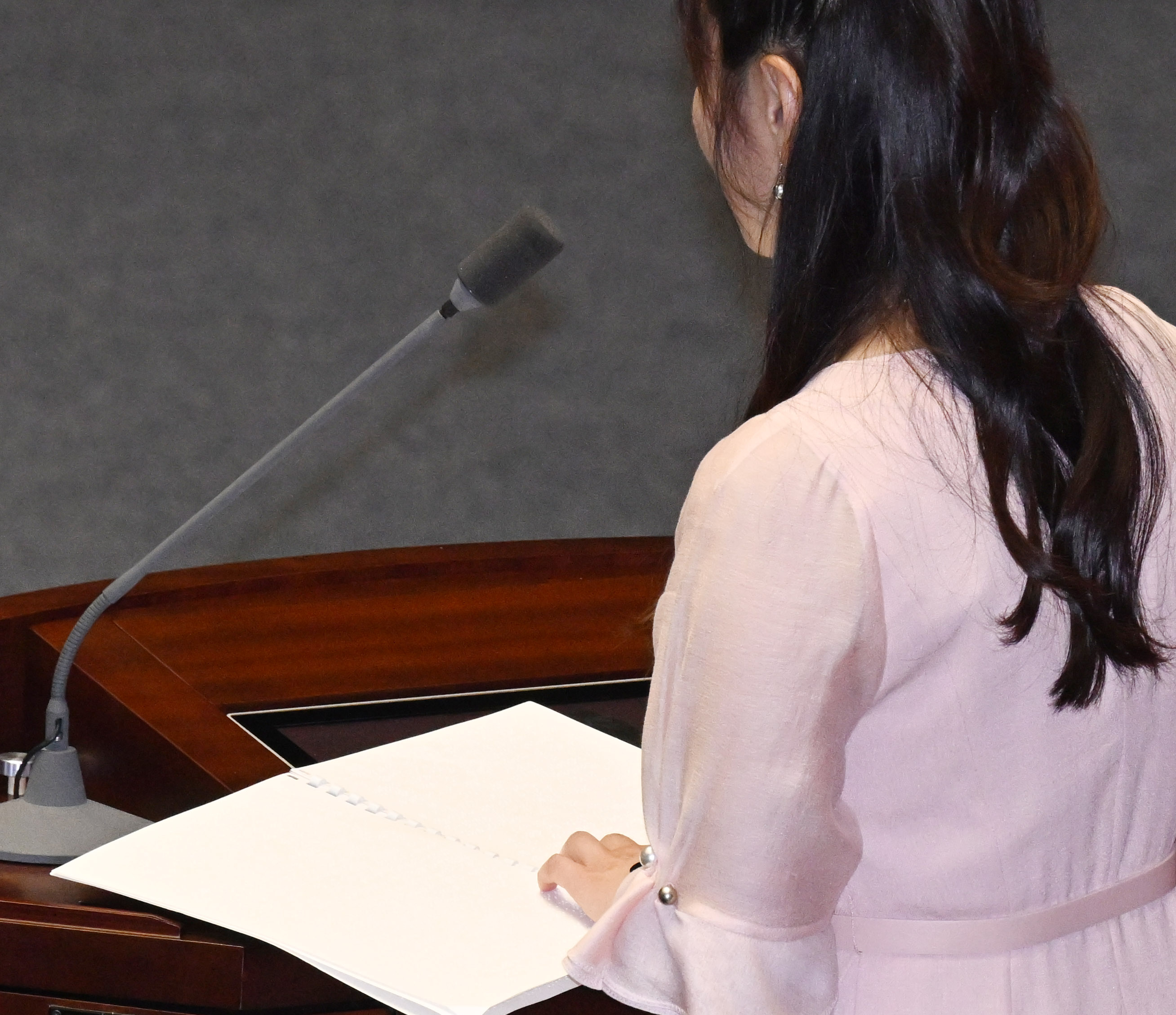 김예지 국민의힘 의원이 14일 오후 서울 여의도 국회에서 열린 제407회 국회(임시회) 제3차 본회의 교육·사회·문화 분야 대정부질문에서 한동훈 법무부 장관에게 질의하고 있다. 2023.6.14안주영 전문가자