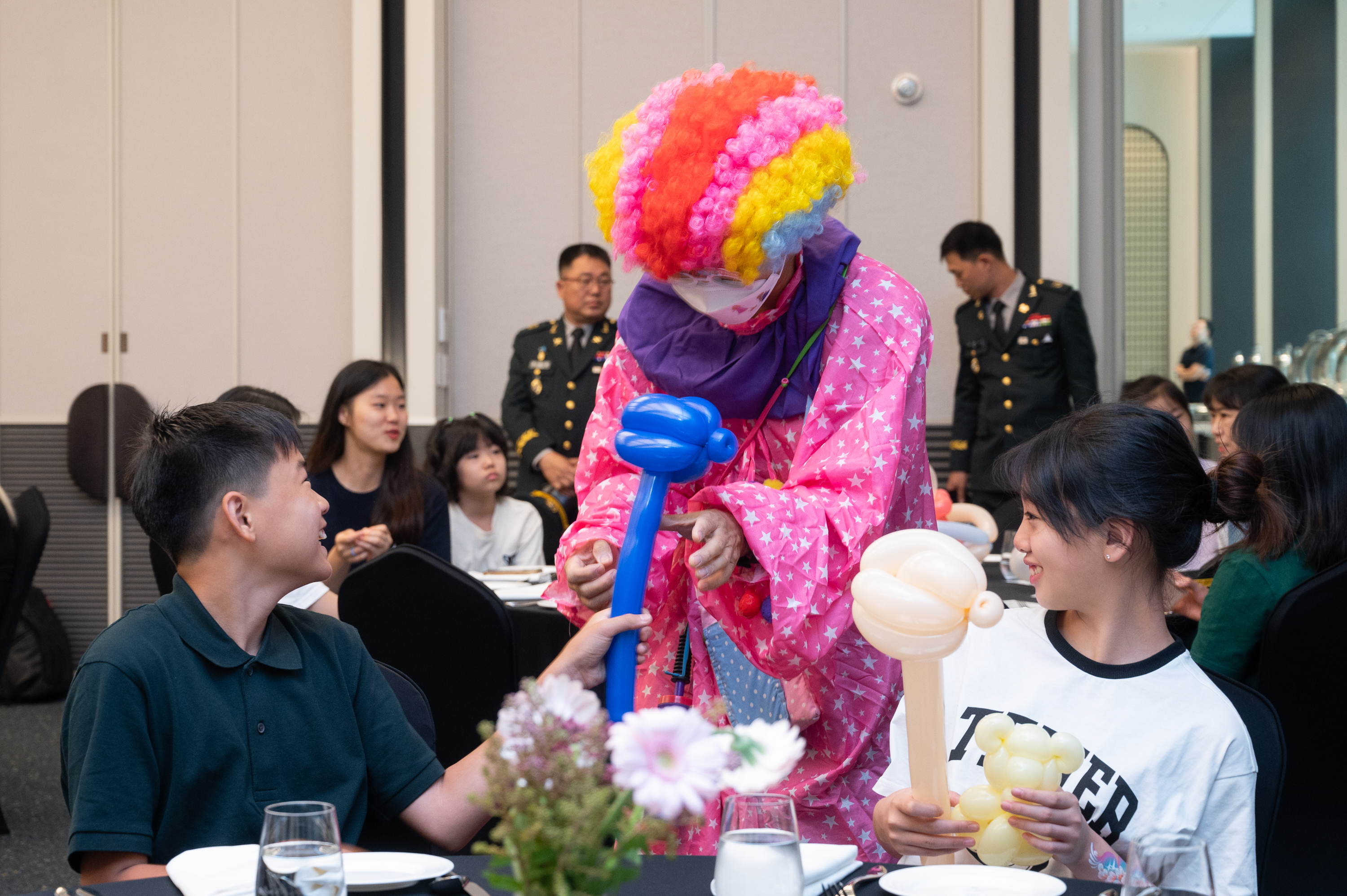 14일 서울 용산구 육군호텔(ROKAUS)에서 열린 ‘육군 부사관 다둥이 가족 초청행사’에 참석한 가족들에게 선물 이벤트가 진행되고 있다. 육군 제공