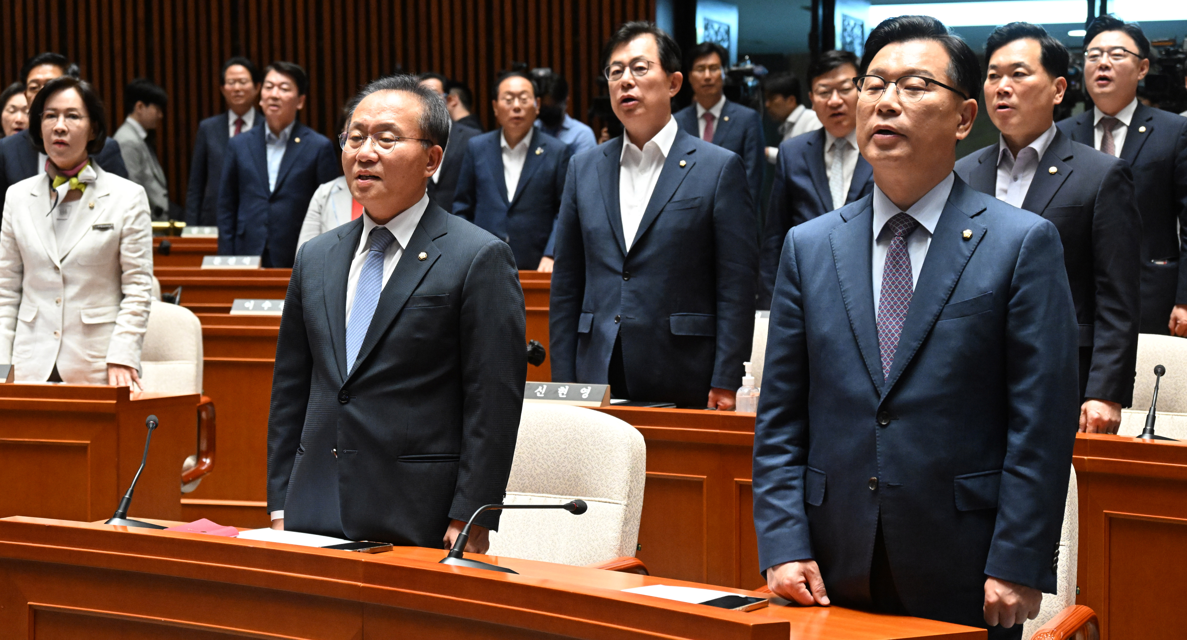 14일 국회에서 열린  국민의힘 의원총회에서 윤재옥 원내대표와 의원들이 애국가를 제창하고 있다.  안주영 전문기자