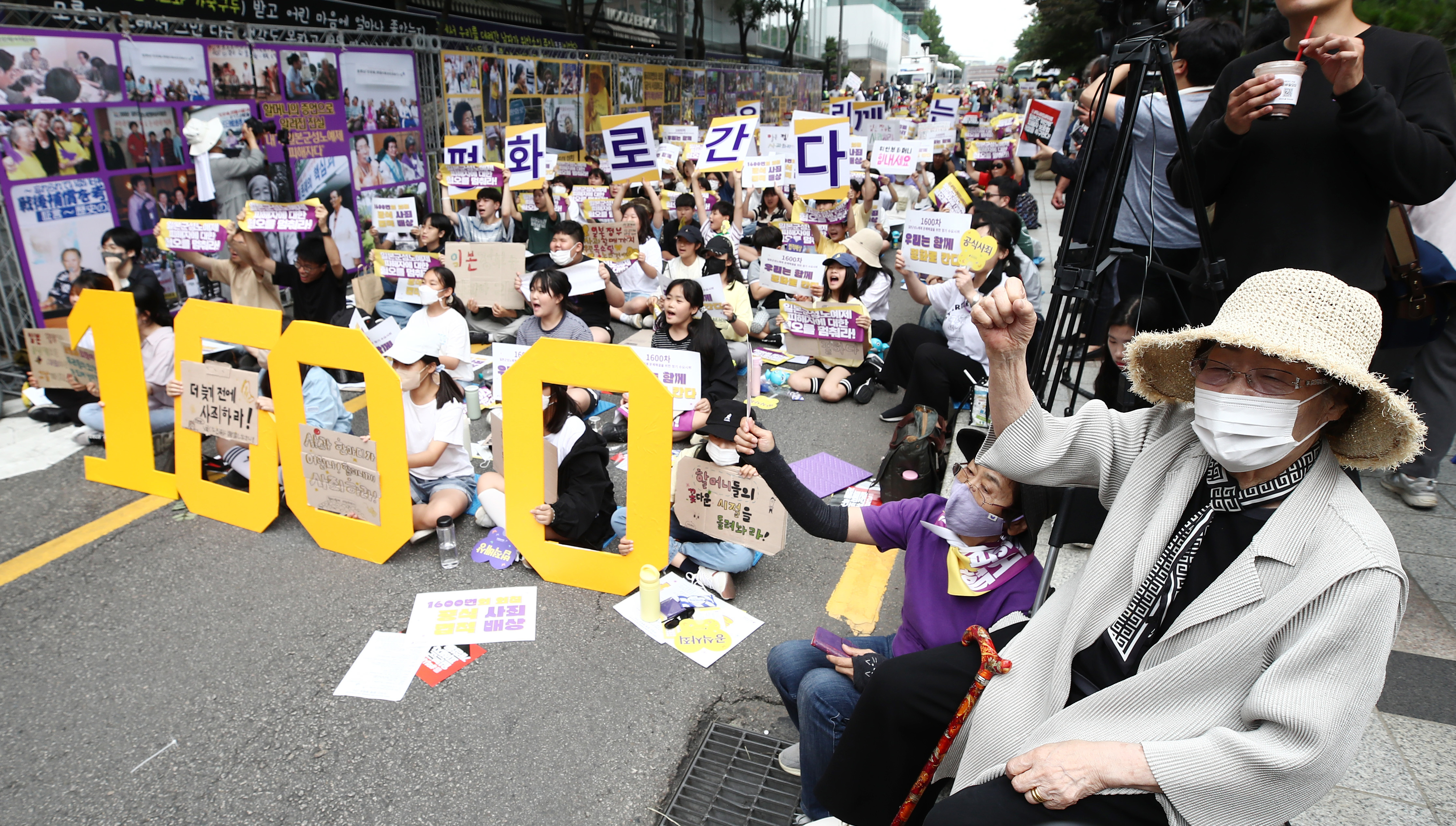 14일 서울 종로구 옛 주한일본대사관 인근에서 열린 ‘제1600차 일본군 성노예제 문제해결을 위한 정기 수요시위’에 위안부 피해자 이용수(오른쪽 첫 번째) 할머니와 참석자들이 구호를 외치고 있다. 뉴스1