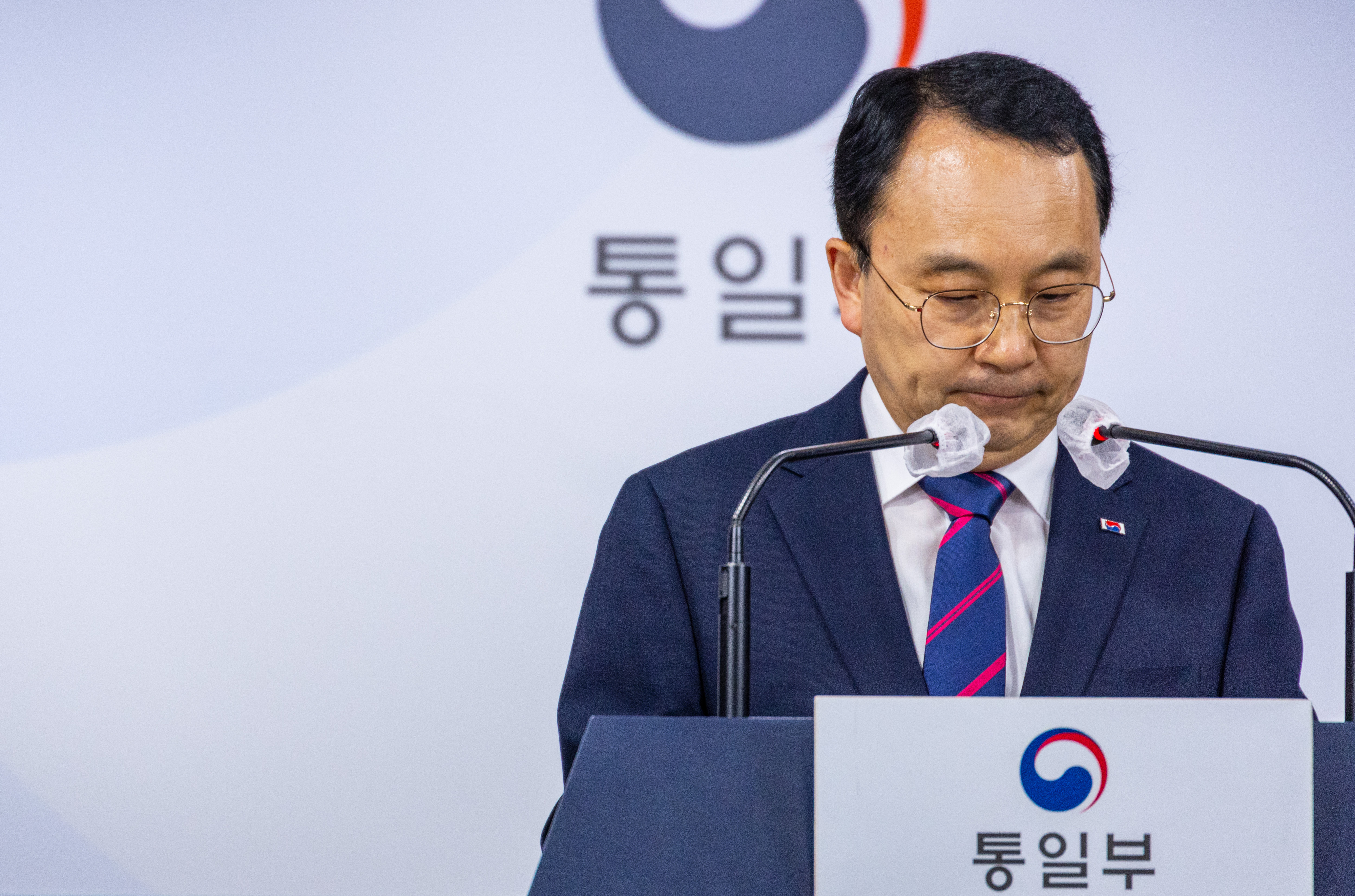 구병삼 통일부 대변인이 14일 오후 서울 종로구 정부서울청사에서 3년 전 북한이 폭파한 남북공동연락사무소 사건과 관련해 국내 법원에 손해배상 청구소송을 제기한 것에 대해 발표한 뒤 굳은 표정을 짓고 있다.  연합뉴스