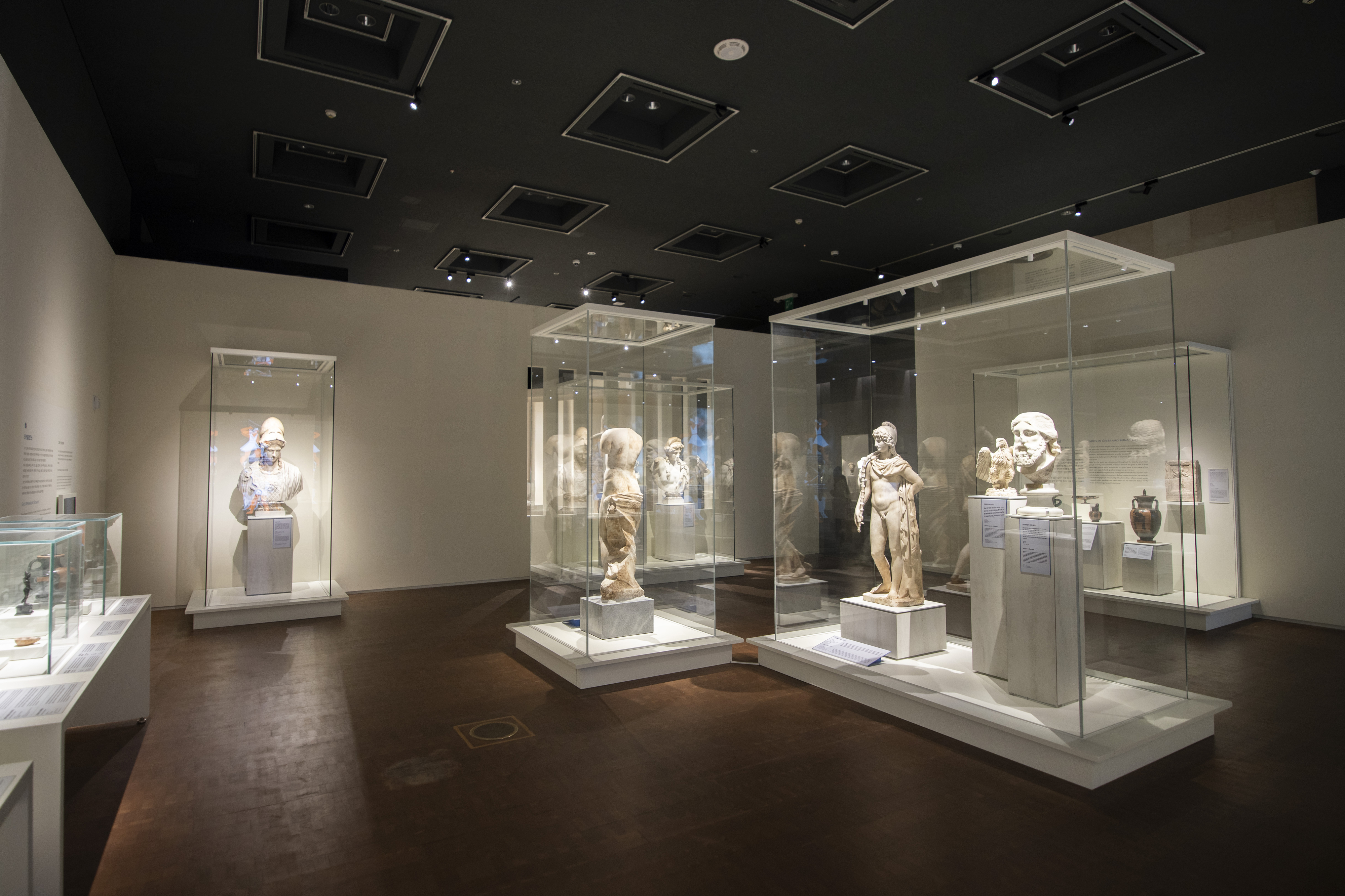 국립중앙박물관에서 15일 개관하는 ‘고대 그리스·로마실’ 전시관 내부.  류재민 기자