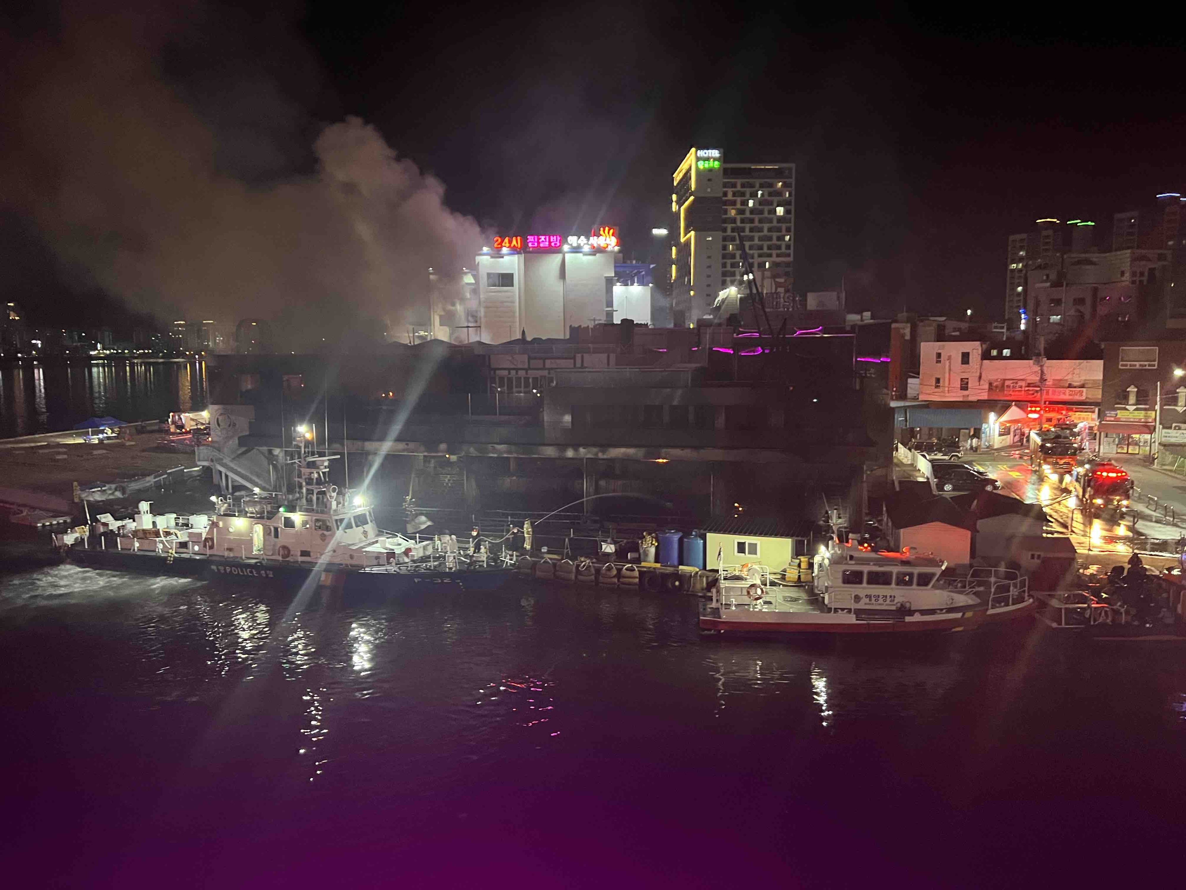 14일 오후 10시 34분쯤 속초 중앙동 청년몰에서 화재가 발생했다. 강원도소방본부 제공