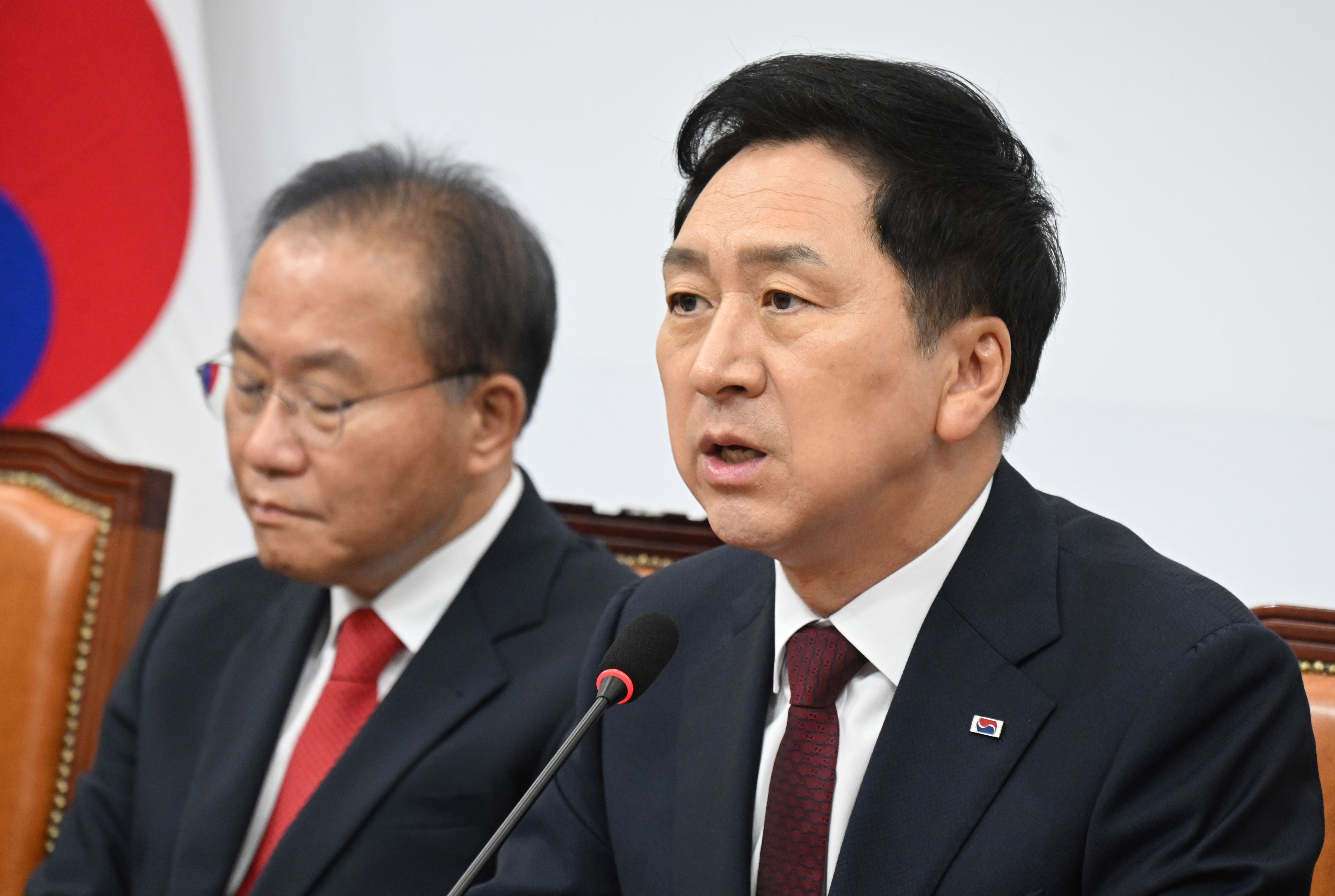 김기현(오른쪽) 국민의힘 대표가 15일 국회에서 열린 최고위원회의에서 발언하고 있다.  안주영 전문기자