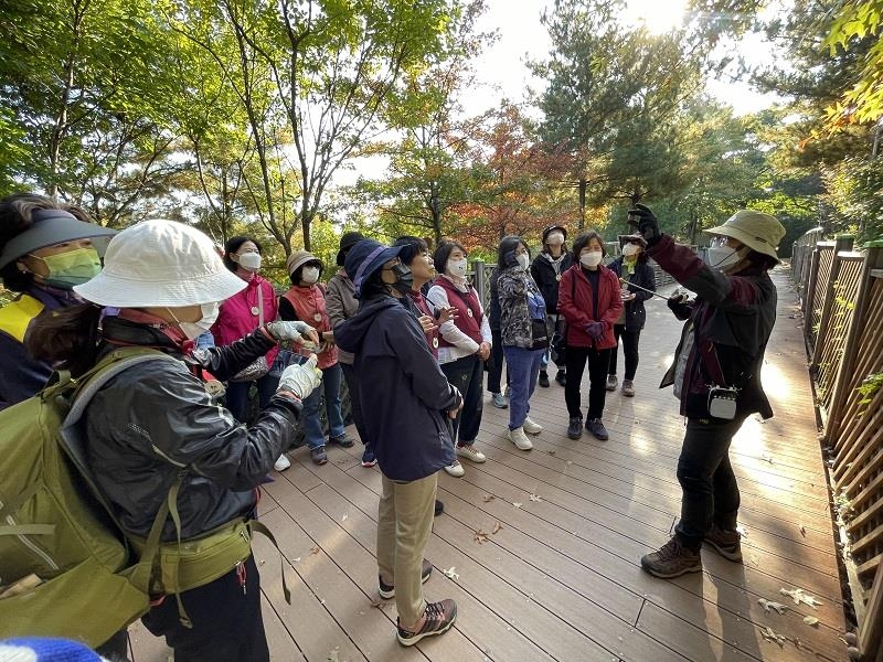 강서구 힐링 걷기 운동교실에 참석한 구민들이 걷기 전문 강사의 설명을 듣고 있다. 강서구 제공