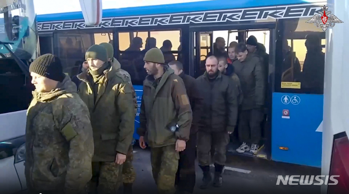지난해 12월6일(현지시간) 러시아와 우크라이나 사이 포로 교환으로 석방된 러시아 군인이 버스에서 내리고 있다. 사진은 러시아 국방부가 공개했다. AP·뉴시스