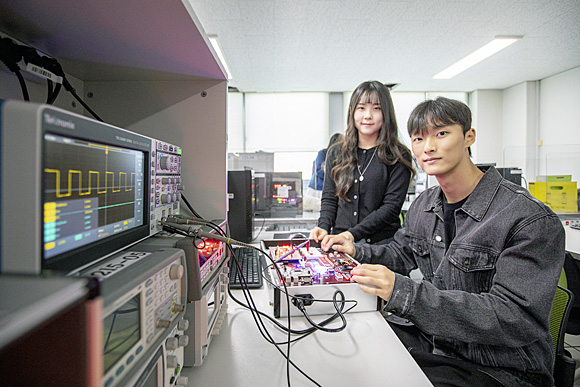 실습 중인 서울시립대 전자전기컴퓨터공학부 학생들. 서울시립대 제공