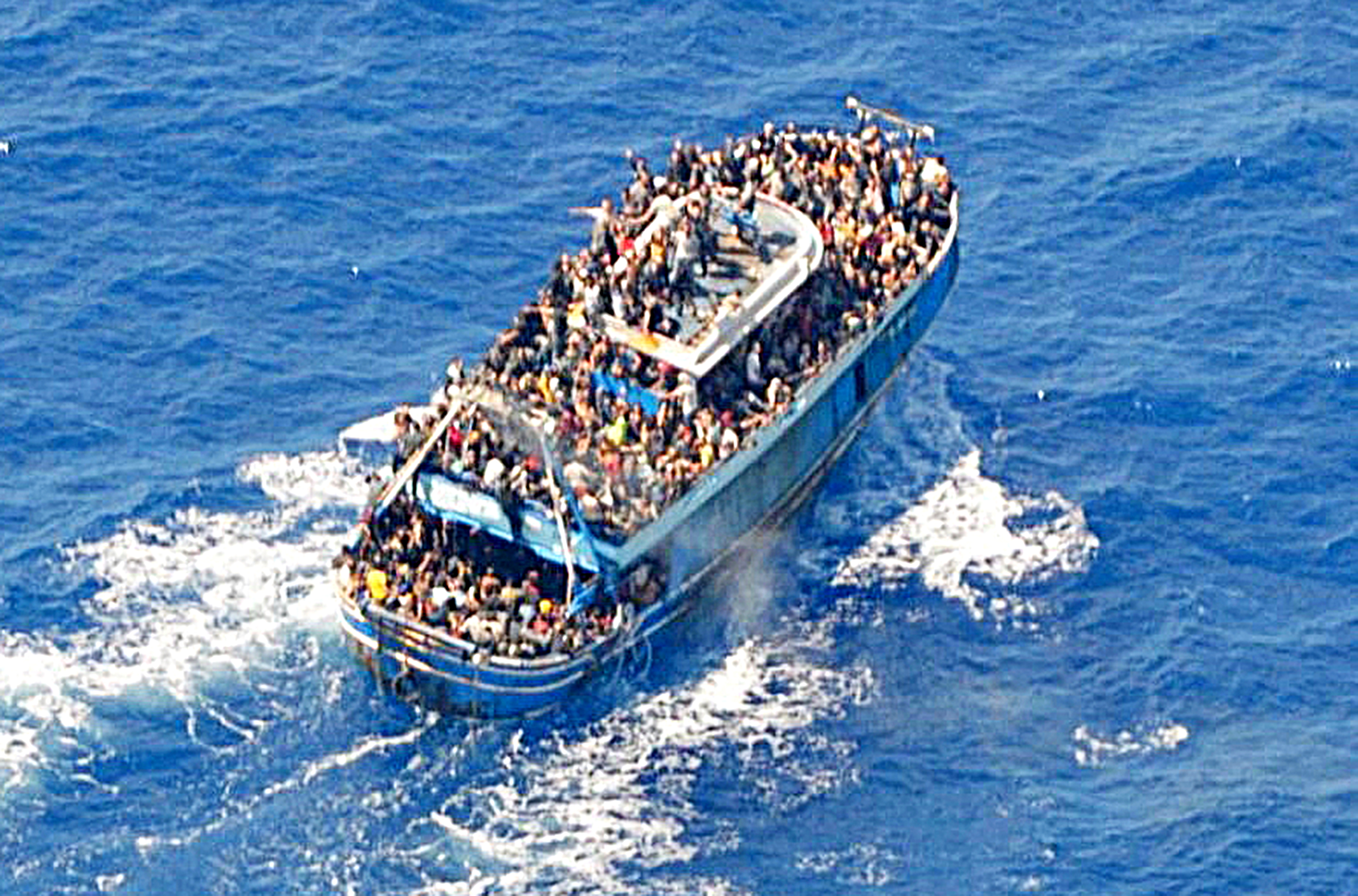 그리스 해안경비대가 14일(현지시간) 난민 수백명이 탄 낡은 어선이 펠레폰네소스 해안에서 75㎞ 떨어진 지점에서 전복돼 최소 78명이 숨지고 수백명이 실종되기 전 포착된 모습을 공개했다. 리비아 동부 항구 도시 토르브루크에서 출항해 이탈리아로 향하던 배 갑판 위에는 난민 수백명이 발 디딜 틈 없이 빼곡하게 서 있다. 로이터 연합뉴스