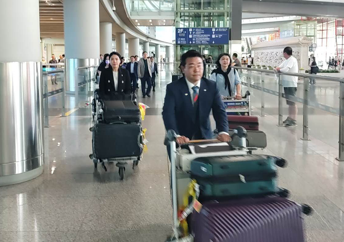 베이징 공항 도착한 민주당 의원들