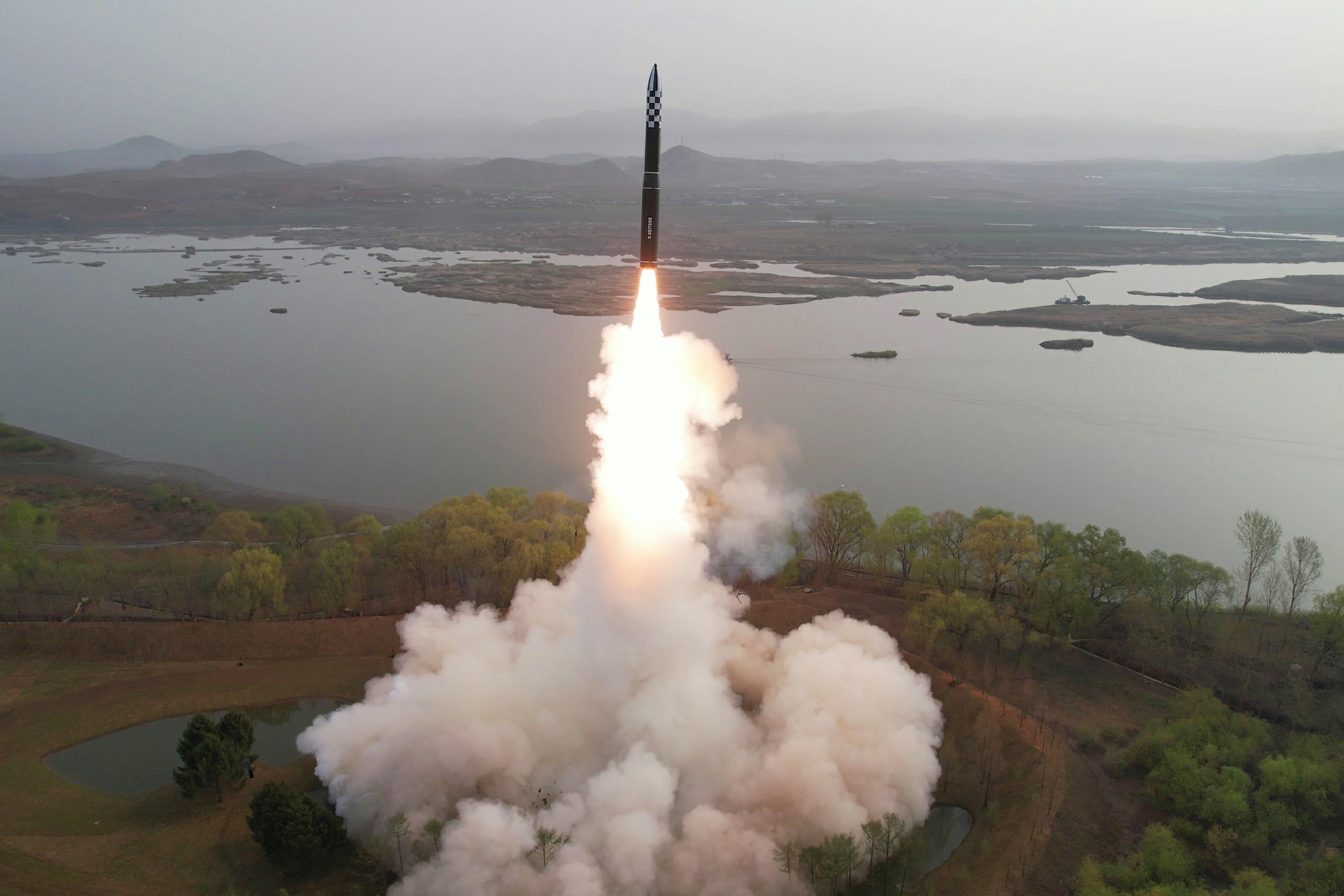 북한의 대륙간탄도미사일(ICBM) 화성18형 발사 모습. 노동신문 뉴스1 자료사진