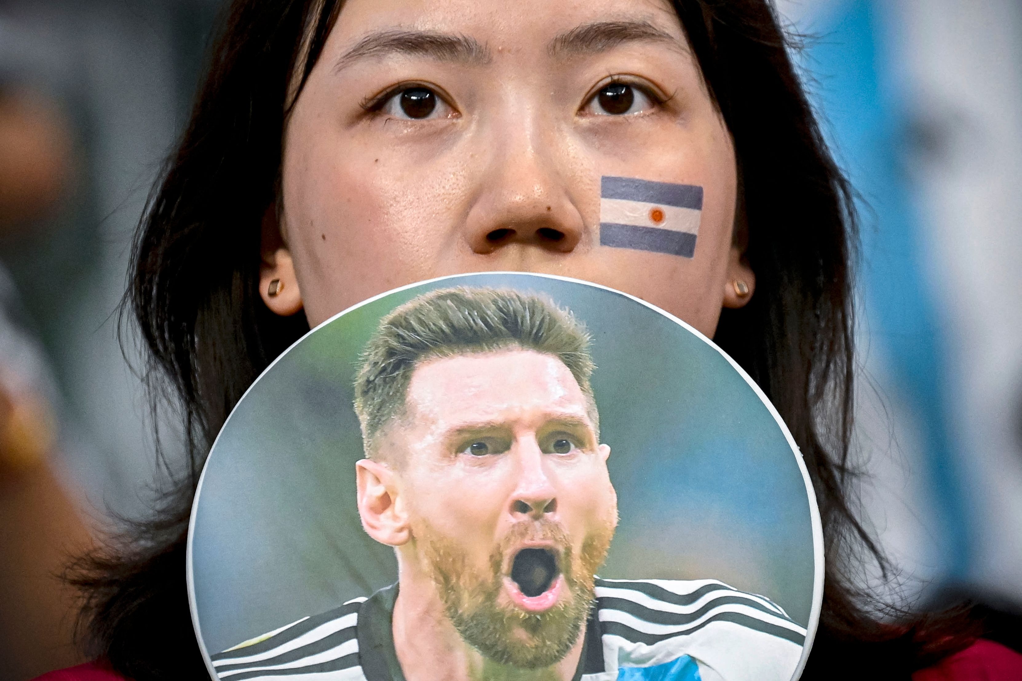 중국의 한 여성 축구팬이 15일 베이징에서 펼쳐진 아르헨티나-호주의 평가전 도중 리오넬 메시의 얼굴 사진이 이 그려진 피켓을 들고 응원하고 있다. [AFP 연합뉴스]