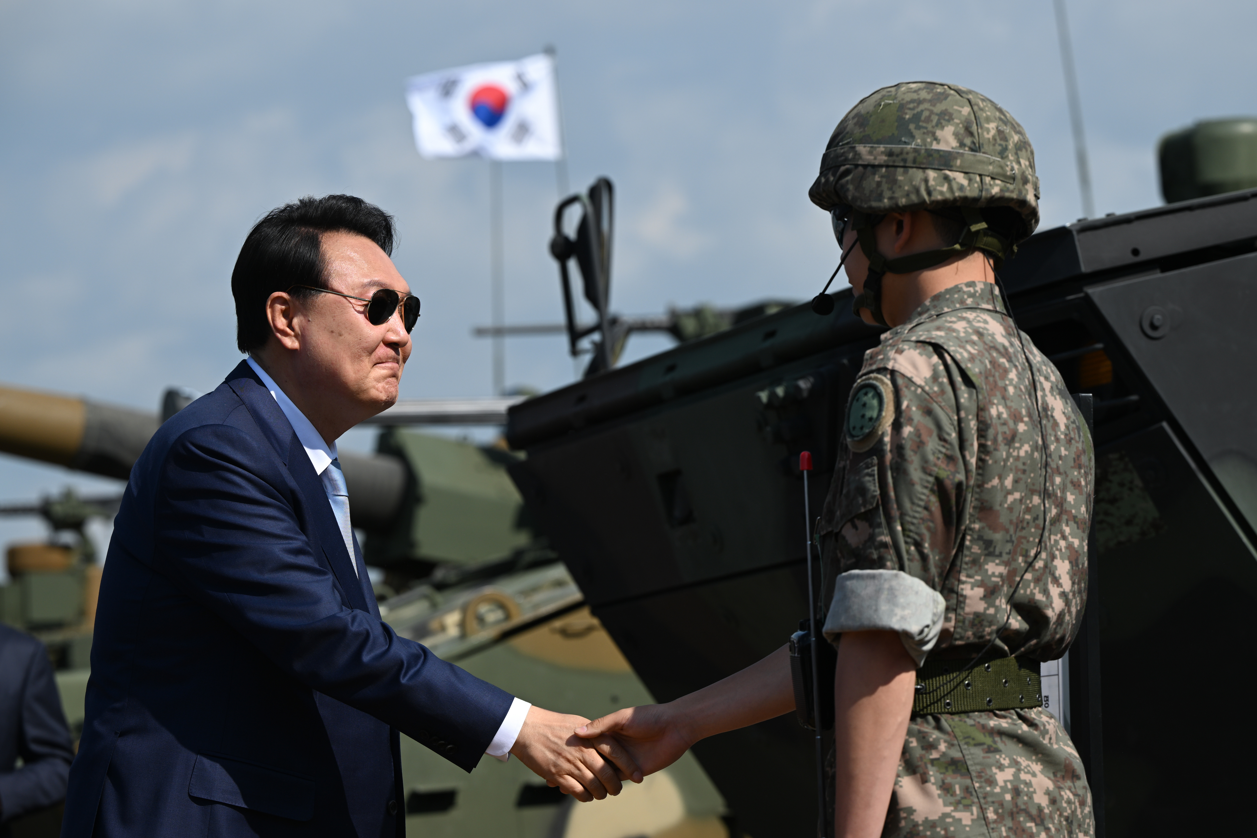 윤석열 대통령이 15일 경기 포천 승진훈련장에서 실시된 ‘2023 연합·합동 화력격멸훈련’에서 장병을 격려하고 있다. 포천 뉴시스