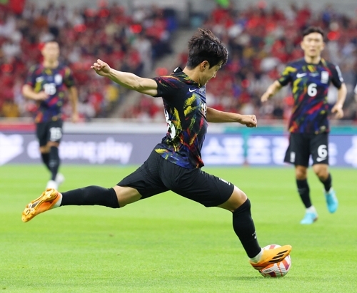 이강인이 16일 부산 아시아드주경기장에서 열린 페루와의 평가전에서 슛을 시도하고 있다. 연합뉴스