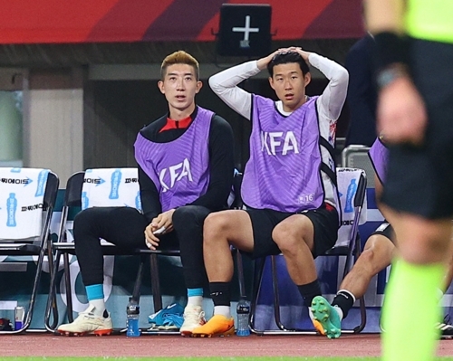 손흥민이 16일 부산 아시아드주경기장에서 열린 페루와의 평가전에서 아쉬워하고 있다. 연합뉴스
