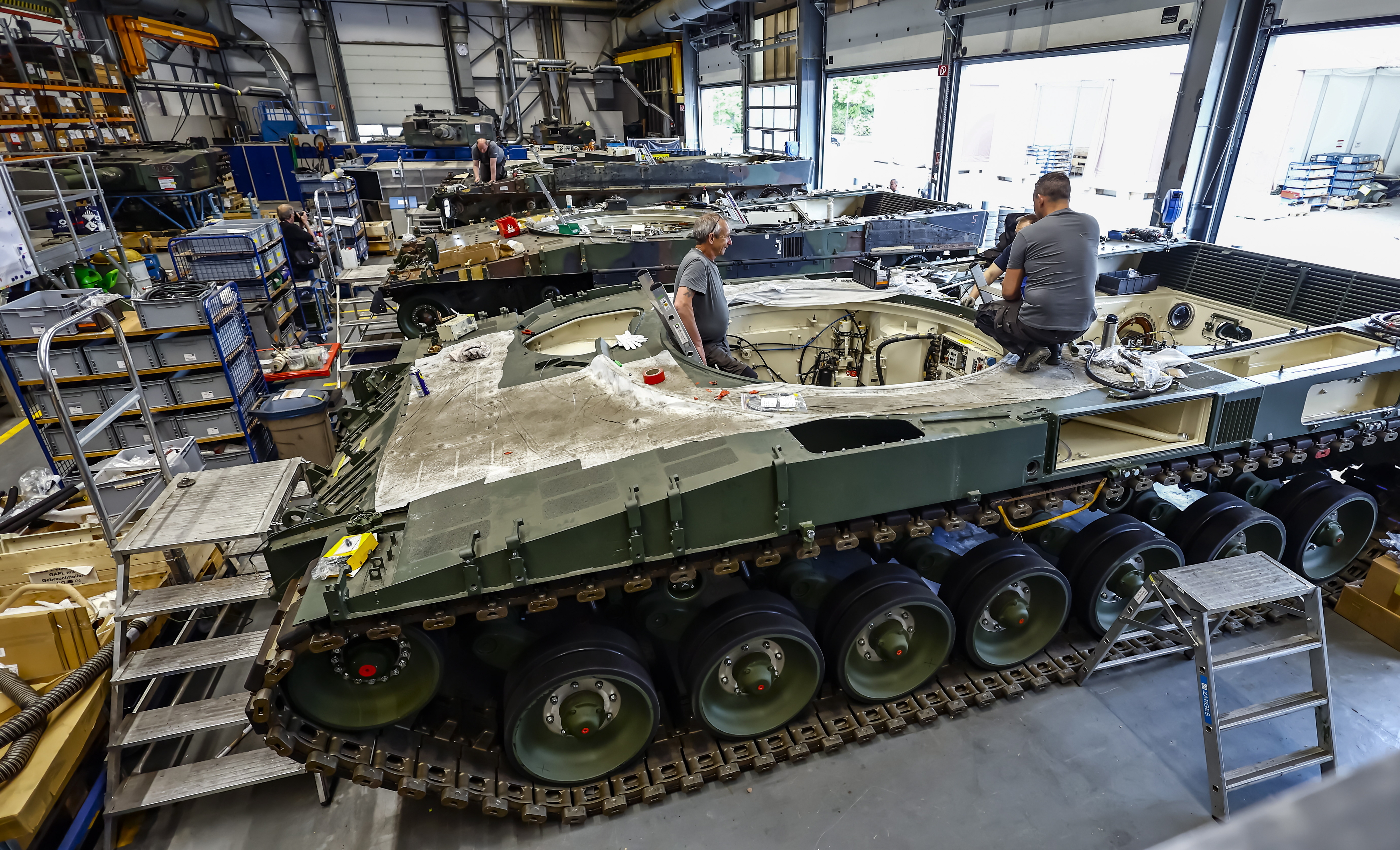 6일(현지시간) 유럽 최대 무기·군수품 생산업체 중 하나인 독일 라인메탈AG 직원이 독일 주력 전차 레오파르트 개조작업을 하고 있다. 2023.6.6 EPA 연합뉴스