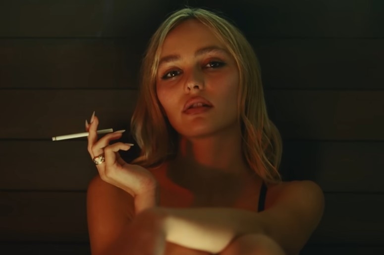 HBO 드라마 ‘디 아이돌’에서 연달아 담배를 피운 릴리 로즈 뎁. HBO 제공