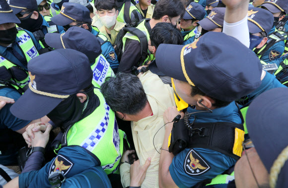 17일 오전 대구 중구 대중교통전용지구에서 열린 대구퀴어문화축제 행정대집행 현장에서 공무원과 경찰이 충돌하고 있다. 2023.6.17 연합뉴스