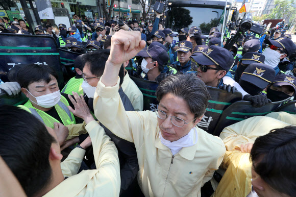 17일 오전 대구 중구 대중교통전용지구에서 열린 대구퀴어문화축제 행정대집행 현장에서 공무원과 경찰이 충돌하고 있다. 2023.6.17 연합뉴스