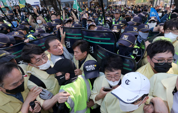 17일 오전 대구 중구 대중교통전용지구에서 열린 대구퀴어문화축제 행정대집행 현장이 경찰과 공무원간의 충돌로 혼잡한 모습을 보이고 있다. 2023.6.17 연합뉴스