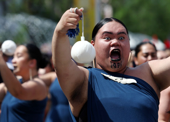 17일 오후 서울 광화문광장에서 열린 2023 서울세계도시문화축제 개막식에서 공연진이 퍼레이드를 하고 있다. 42개국 음식과 16개국 디저트·음료를 즐길 수 있는 글로벌 먹거리 장터인 ‘2023 서울세계도시문화축제’는 내일까지 광화문과 청계광장 일대에서 진행된다. 2023.6.17 연합뉴스