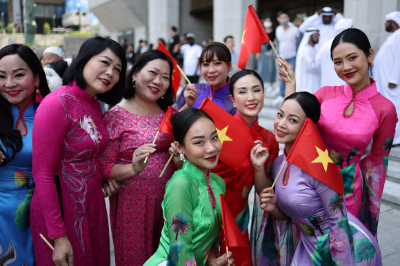 17일 오후 서울 광화문광장에서 열린 2023 서울세계도시문화축제 개막식에서 공연진이 기념촬영을 하고 있다. 2023.6.17 연합뉴스