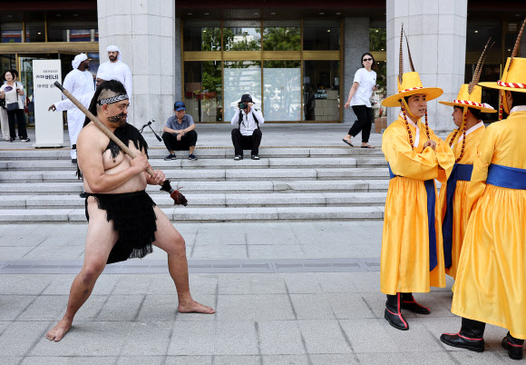 17일 오후 서울 광화문광장에서 열린 2023 서울세계도시문화축제 개막식에서 공연진이 대기하고 있다. 2023.6.17 연합뉴스