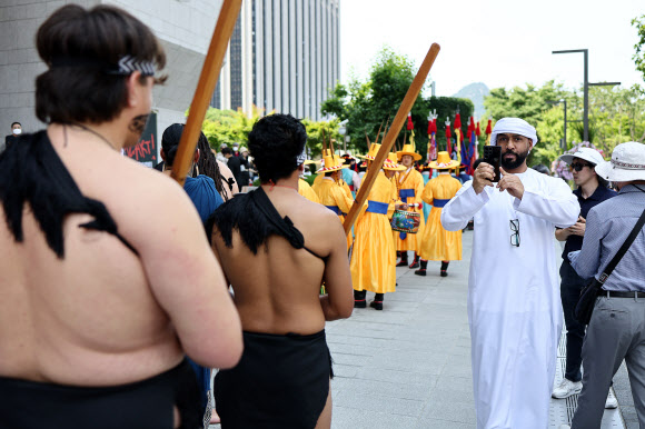 17일 오후 서울 광화문광장에서 열린 2023 서울세계도시문화축제 개막식에서 공연진이 사진을 찍고 있다. 2023.6.17 연합뉴스