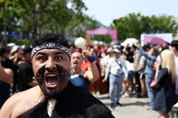 17일 오후 서울 광화문광장에서 열린 2023 서울세계도시문화축제 개막식에서 공연진이 퍼레이드를 하고 있다. 2023.6.17 연합뉴스