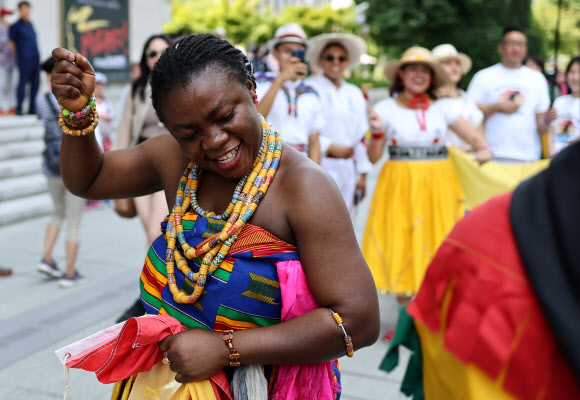 17일 오후 서울 광화문광장에서 열린 2023 서울세계도시문화축제 개막식에서 공연진이 춤을 선보이고 있다. 2023.6.17 연합뉴스