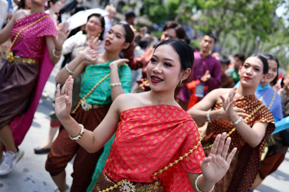 17일 오후 서울 광화문광장에서 열린 2023 서울세계도시문화축제 개막식에서 공연진이 퍼레이드를 하고 있다. 42개국 음식과 16개국 디저트·음료를 즐길 수 있는 글로벌 먹거리 장터인 ‘2023 서울세계도시문화축제’는 내일까지 광화문과 청계광장 일대에서 진행된다. 2023.6.17 연합뉴스