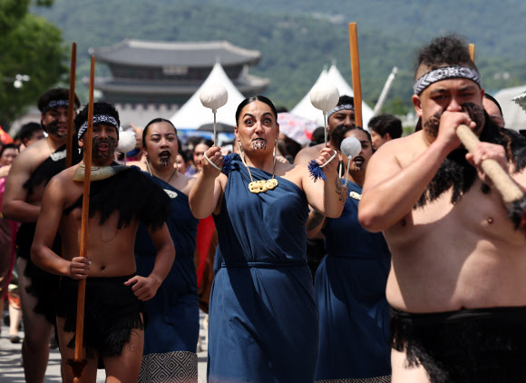 17일 오후 서울 광화문광장에서 열린 2023 서울세계도시문화축제 개막식에서 공연진이 퍼레이드를 하고 있다. 2023.6.17 연합뉴스