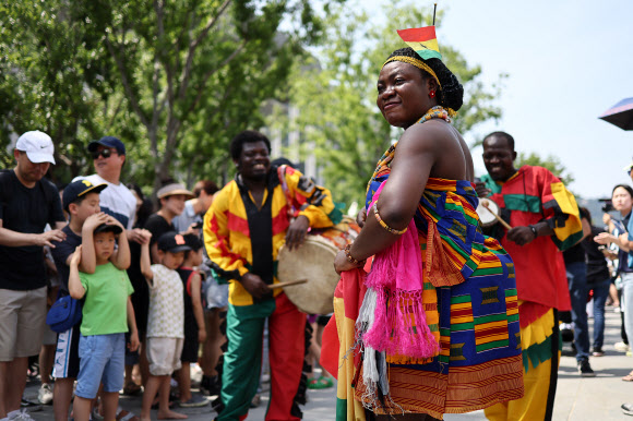 17일 오후 서울 광화문광장에서 열린 2023 서울세계도시문화축제 개막식에서 공연진이 퍼레이드를 하고 있다. 2023.6.17 연합뉴스