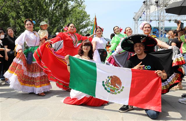 ‘2023 서울세계도시문화축제’가 열린 17일 오후 서울 종로구 광화문광장에서 멕시코 공연단이 흥겨운 퍼레이드를 하고 있다. 2023.6.17. 뉴스1