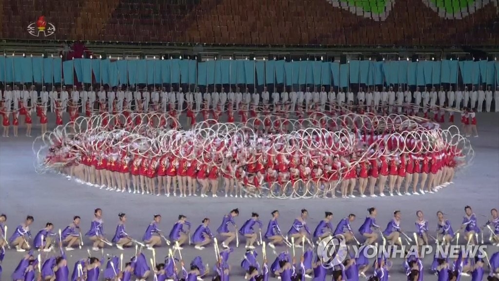 2019년 6월 평양 5·1경기장에서 열린 대집단체조 ‘인민의 나라’ 개막공연에서 청소년들이 공연을 펼치고 있다. 북한에서는 집단체조가 열리면 공연에 동원된 몇 만명의 학생들이 학교에도 못가고 수개월 간 강제적으로 행사에 동원된다고 통일부는 설명했다.