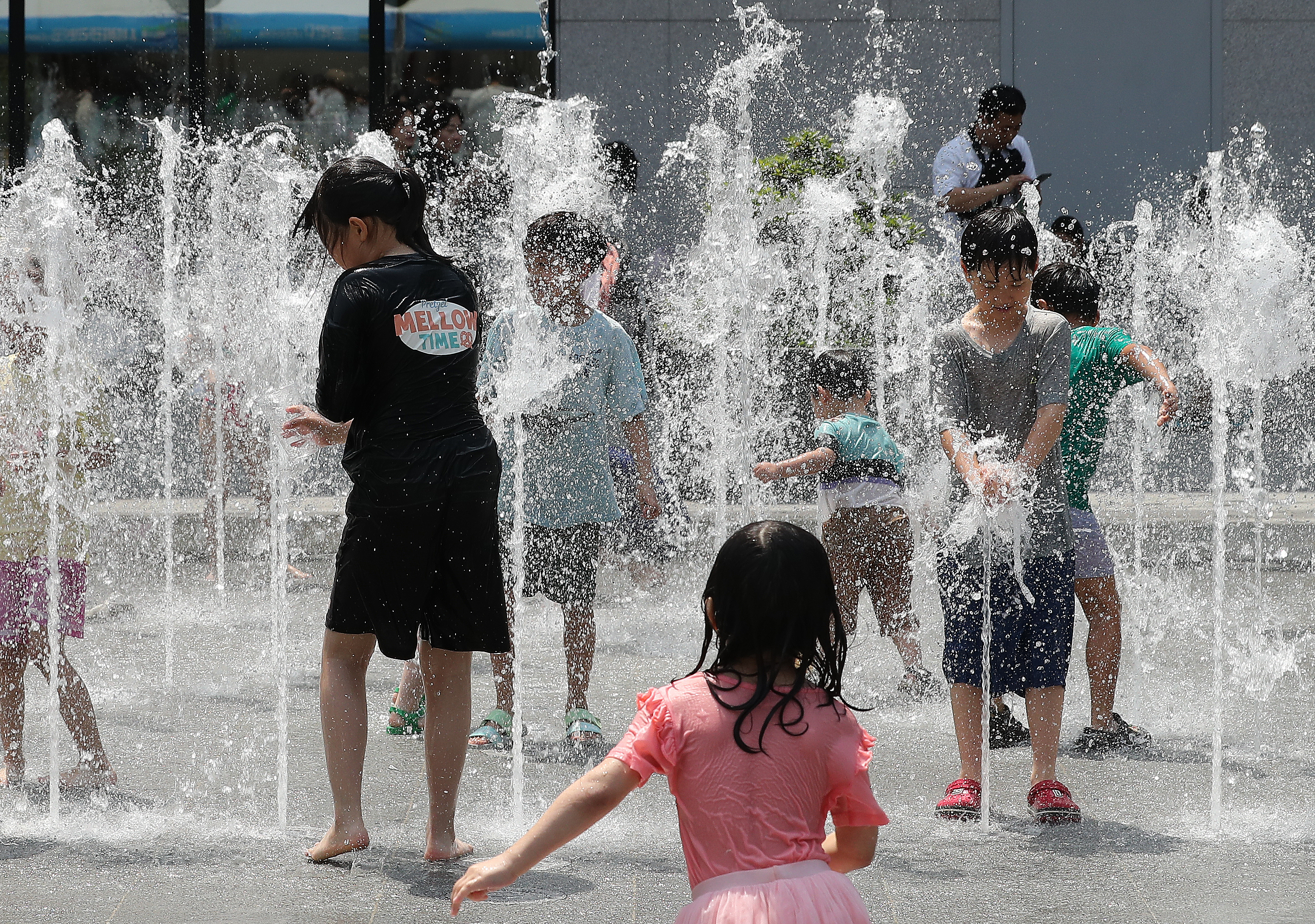 초여름 날씨의 낮더위가 이어지고 있는 17일 오후 서울 종로구 광화문광장을 찾은 어린이들이 바닥분수에서 물놀이를 하고 있다. 뉴스1