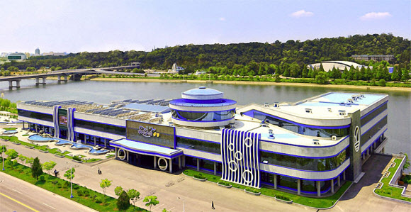 북한 대외선전매체 내나라는 18일 평양 대동강 수산물식당을 소개했다. 매체는 3층짜리 이 식당 연건평이 수만㎡에 달한다며 “산물고기료리를 이채로운 봉사환경에서 맛볼수 있는것으로 하여 많은 손님들로 흥성이고있다”고 전했다. 1층에 있는 즉석봉사식사실에서는 손님이 수산물을 직접 고르면 즉석에서 요리로 가공되며, 2층에는  민족요리식사실, 가족식사실, 동양요리식사실, 서양요리식사실 등이 갖춰져있다.2023.6.18. ‘내나라’ 홈페이지 캡처