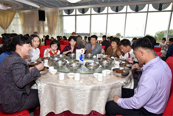 북한 대외선전매체 내나라는 18일 평양 대동강 수산물식당을 소개했다. 매체는 3층짜리 이 식당 연건평이 수만㎡에 달한다며 “산물고기료리를 이채로운 봉사환경에서 맛볼수 있는것으로 하여 많은 손님들로 흥성이고있다”고 전했다. 1층에 있는 즉석봉사식사실에서는 손님이 수산물을 직접 고르면 즉석에서 요리로 가공되며, 2층에는  민족요리식사실, 가족식사실, 동양요리식사실, 서양요리식사실 등이 갖춰져있다.2023.6.18. ‘내나라’ 홈페이지 캡처