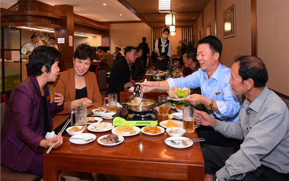 북한 대외선전매체 내나라는 18일 평양 대동강 수산물식당을 소개했다. 매체는 3층짜리 이 식당 연건평이 수만㎡에 달한다며 “산물고기료리를 이채로운 봉사환경에서 맛볼수 있는것으로 하여 많은 손님들로 흥성이고있다”고 전했다. 1층에 있는 즉석봉사식사실에서는 손님이 수산물을 직접 고르면 즉석에서 요리로 가공되며, 2층에는  민족요리식사실, 가족식사실, 동양요리식사실, 서양요리식사실 등이 갖춰져있다.2023.6.18. ‘내나라’ 홈페이지 캡처