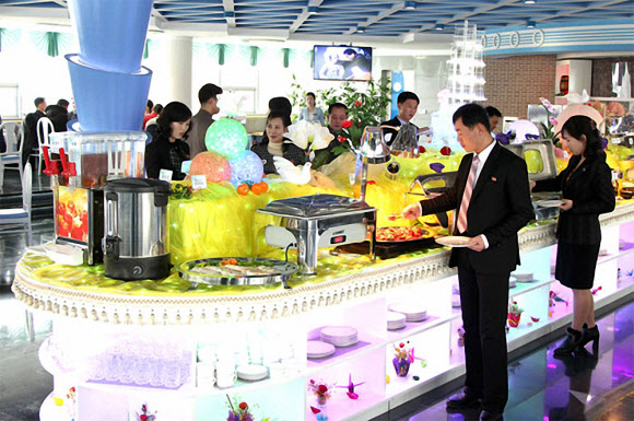 북한 대외선전매체 내나라는 18일 평양 대동강 수산물식당을 소개했다. 매체는 3층짜리 이 식당 연건평이 수만㎡에 달한다며 “산물고기료리를 이채로운 봉사환경에서 맛볼수 있는것으로 하여 많은 손님들로 흥성이고있다”고 전했다. 1층에 있는 즉석봉사식사실에서는 손님이 수산물을 직접 고르면 즉석에서 요리로 가공되며, 2층에는  민족요리식사실, 가족식사실, 동양요리식사실, 서양요리식사실 등이 갖춰져있다.2023.6.18. ‘내나라’ 홈페이지 캡처