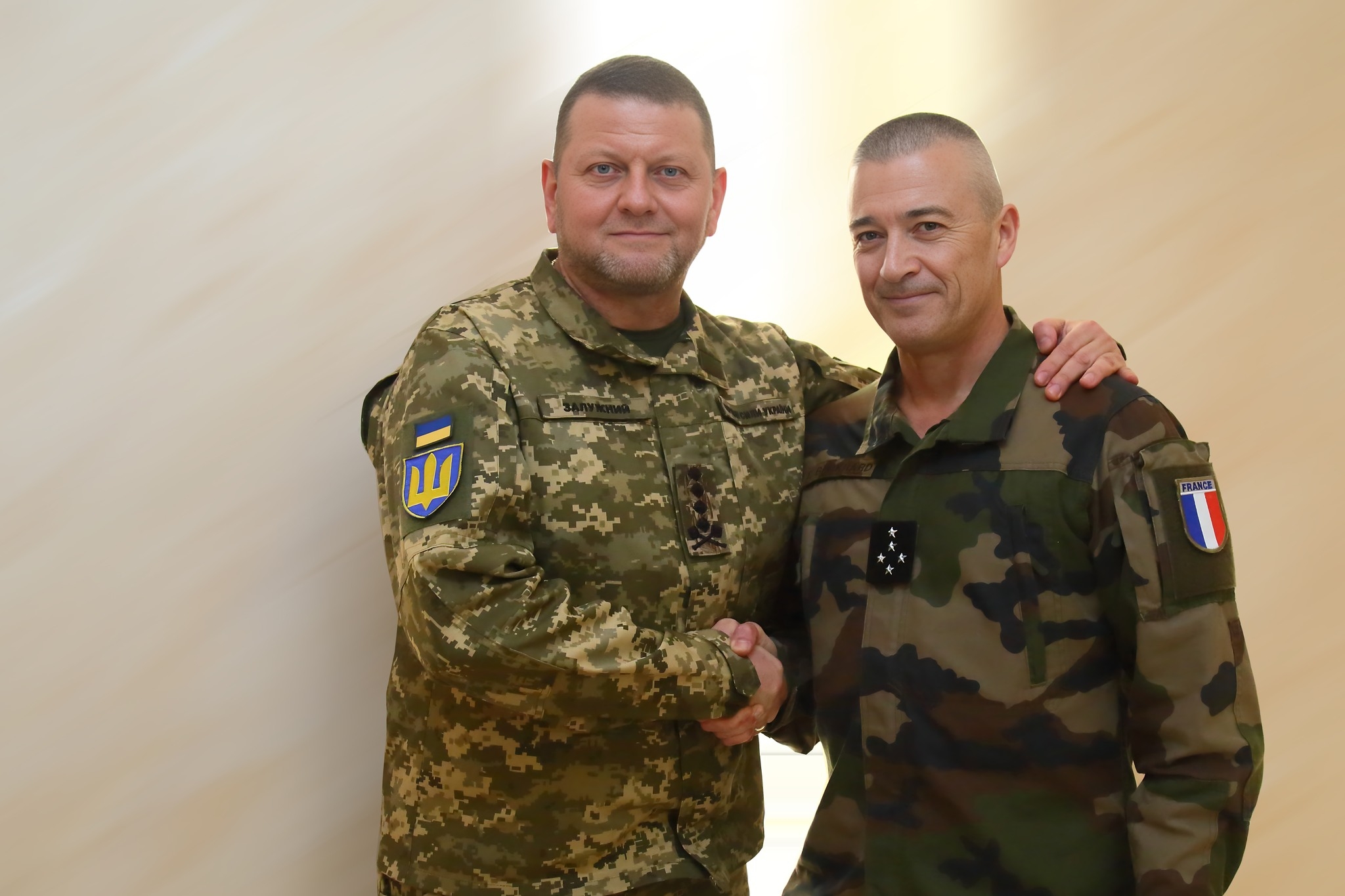 4월 29일(형지시간) 유럽 내 미군을 지휘하는 크리스토퍼 카볼리(오른쪽) 북대서양조약기구(NATO·나토) 유럽연합군 최고사령관과 회담했다며 함께 찍은 사진을 공식 소셜네트워크서비스(SNS)에 올린 발레리 잘루즈니(왼쪽) 우크라이나군 총사령관. 이 사진이 대중에 공개된 잘루즈니 총사령관의 마지막 공개석상 모습이다. 2023.4.30 잘루즈니 페이스북