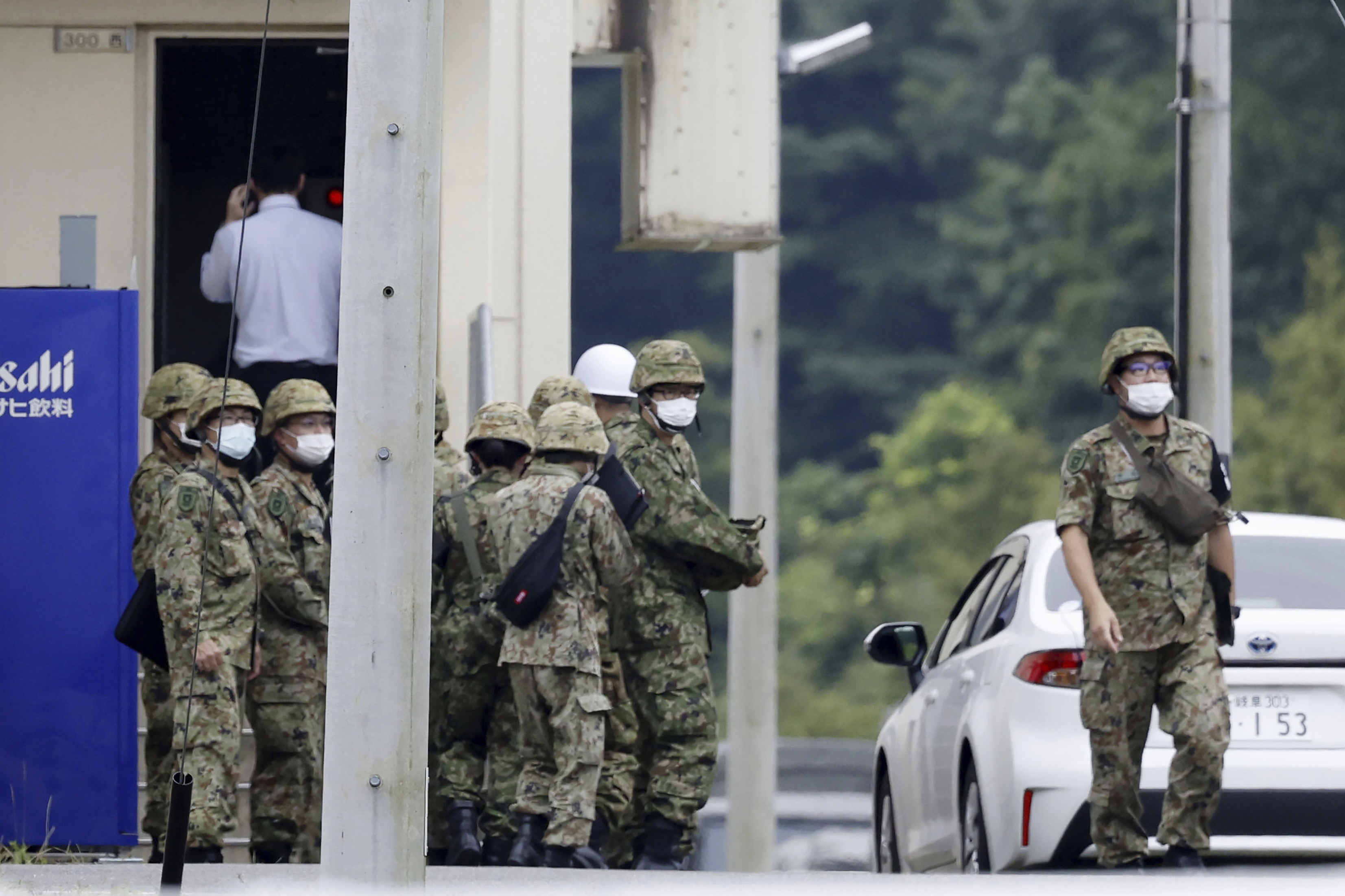 14일 일본 중부 기후의 육상자위대 사격장에서 총기난사 사건이 발생한 후 자위대 대원들이 현장 부근에 모여있다. 이번 사건으로 2명이 숨지고 1명이 중상을 입었다.  기후 AP 뉴시스