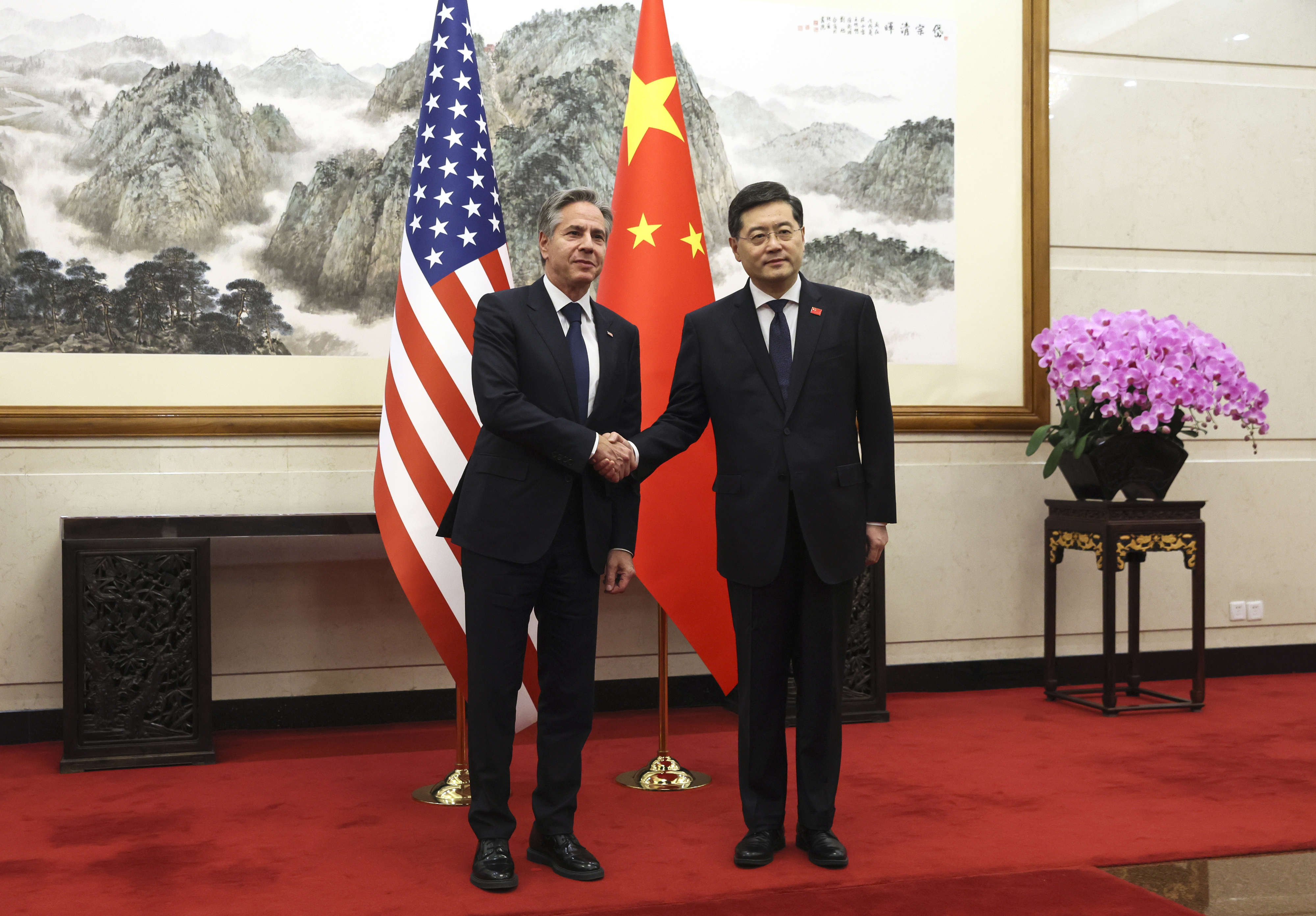토니 블링컨(왼쪽) 미국 국무장관과 친강 중국 국무위원 겸 외교부장이 18일 중국 베이징 댜오위타이 국빈관에서 회담을 진행하기 전 인사하고 있다. AP 연합뉴스