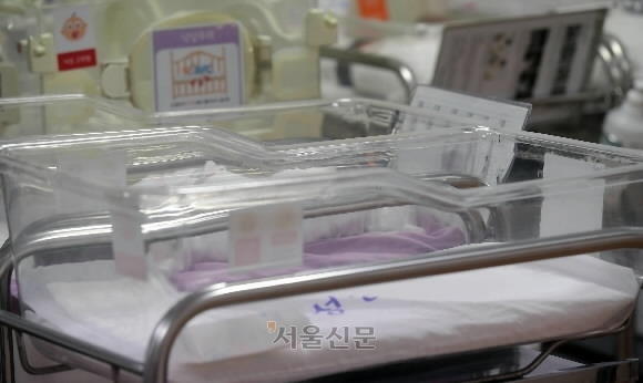 경기 수원시 한 여성병원 신생아실의 요람이 비어 있다. 2023.3.3 홍윤기 기자