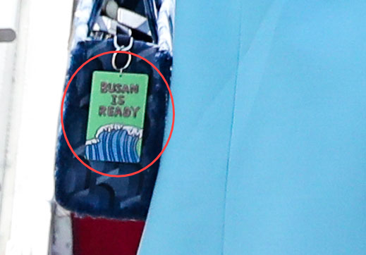 이날 김 여사의 손가방에 ‘부산은 준비됐다’(BUSAN IS READY)는 부산엑스포 유치 염원 문구가 적힌 열쇠고리가 달려 있는 모습.  뉴시스