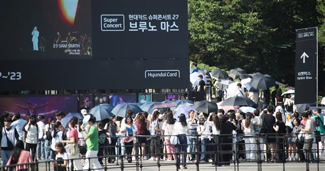 18일 브루노 마스의 내한공연이 열린 서울 잠실 종합운동장 올림픽주경기장 앞이 팬들로 인산인해를 이루고 있다. 2023.6.18 뉴스1