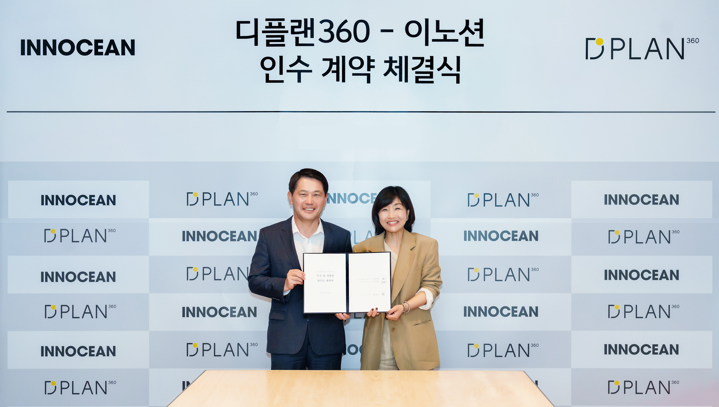 이용우(왼쪽) 이노션 대표이사와 신영희 디플랜360 대표이사가 이노션 서울 본사에서 열린 지분 인수 계약식에서 기념사진을 찍고 있다. 이노션 제공