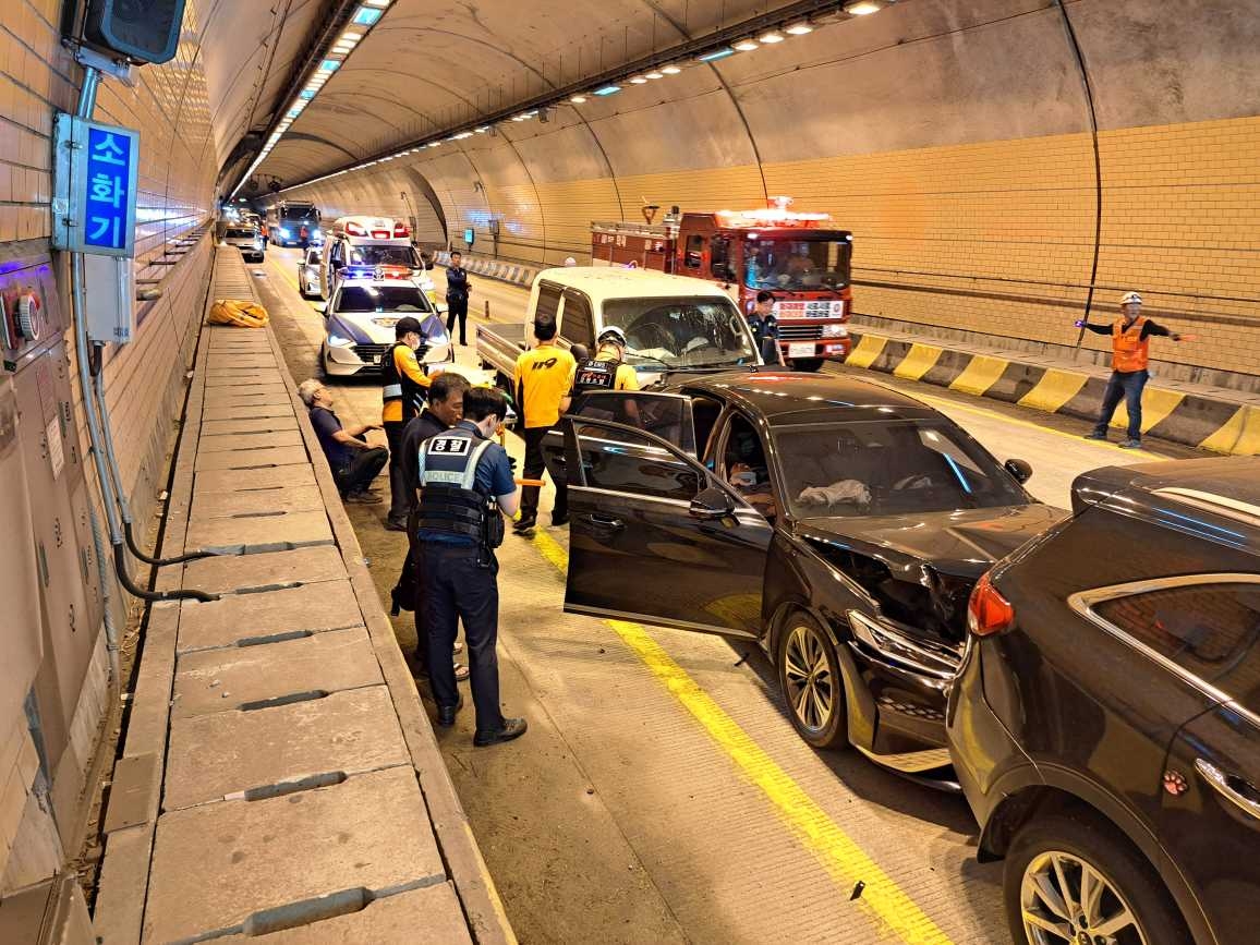 19일 오전 10시 강원 양구군 양구읍 웅진리 공리터널에서 차량 5중 추돌사고가 발생해 차량에 타고 있던 5명이 부상을 입었다. 강원도소방본부 제공